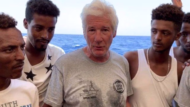 Richard Gere leva água e pede ajuda para imigrantes 
