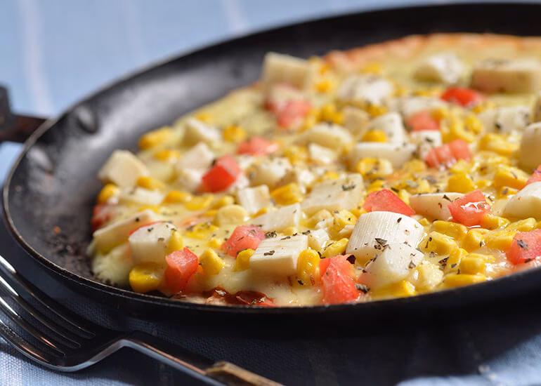 pizza de frigideira no sítio cercado
